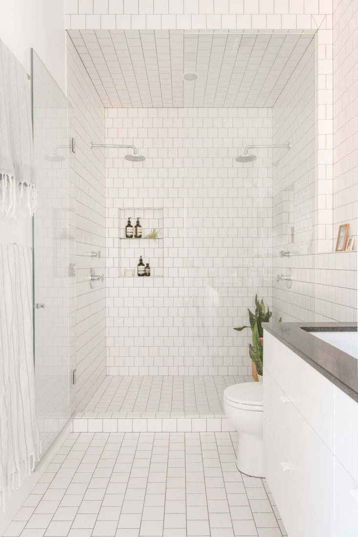 Prachtige Badkamer Met Schitterende Witte Tegels
