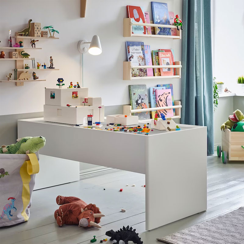 Dit is de eenvoudige, maar erg praktische lego tafel van IKEA, genaamd Dundra!