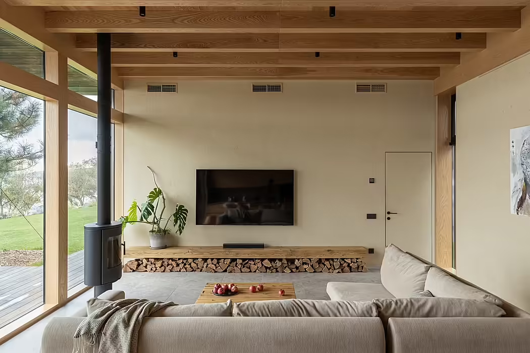 Het interieur bevat veel houten accenten - Niet alleen in de houten kozijnen en balken aan het plafond, maar ook meubels, zoals de TV meubel en salontafel.