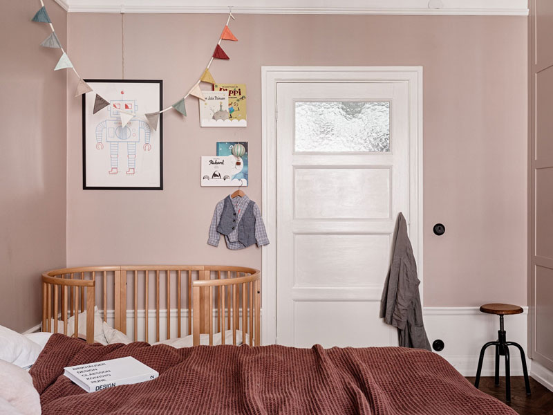 babyhoek ledikant oud roze muren slaapkamer