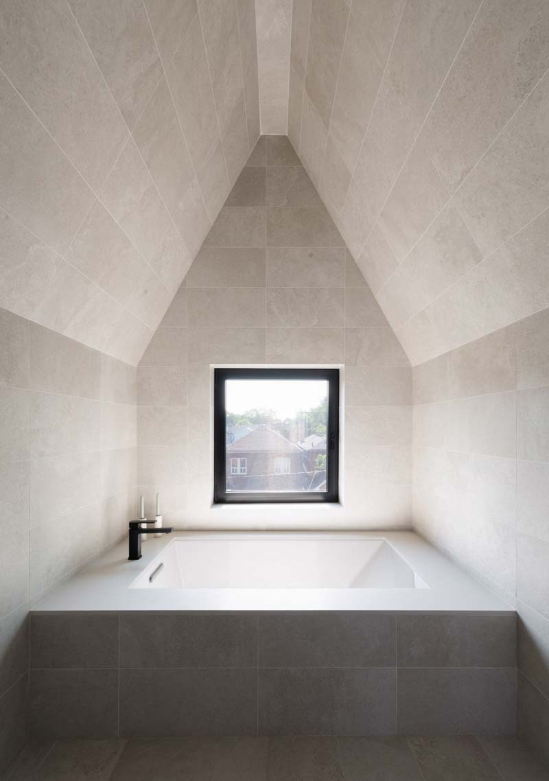 badkamer betonlook tegels bad bij raam