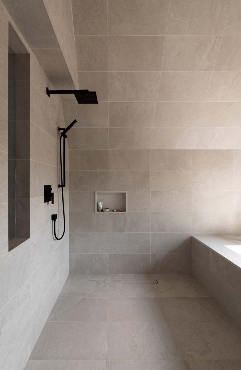 badkamer betonlook tegels open douche