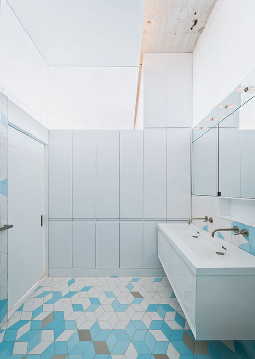 Badkamer met diamant vormige keramiek tegels