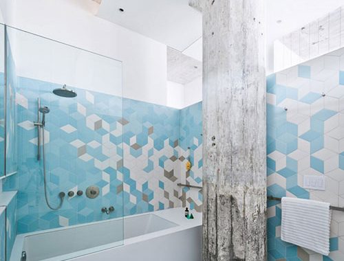 Badkamer met diamant vormige keramiek tegels