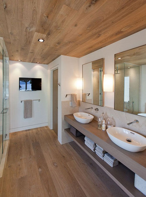 Badkamer met houten vloer en plafond