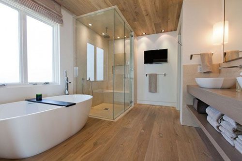 Badkamer met houten vloer en plafond