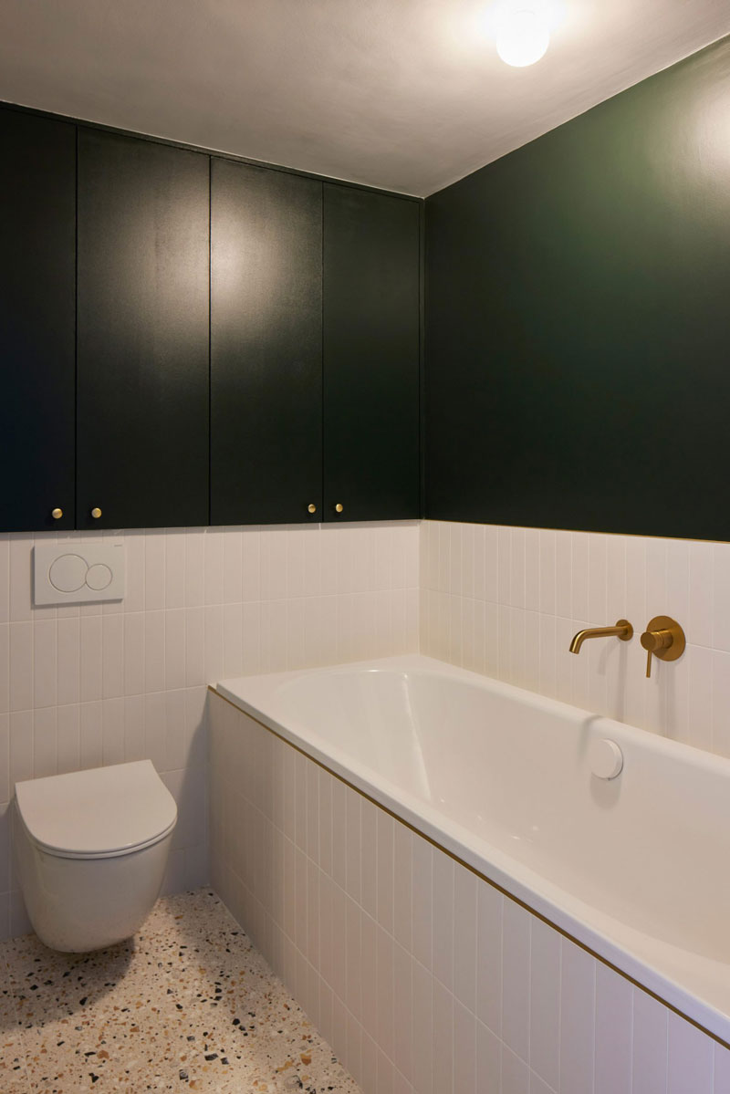 badkamer lambrisering witte tegels groene muurverf