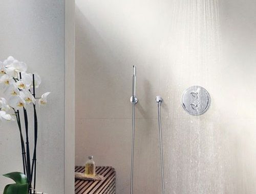 Een mooie moderne regendouche die perfect in de badkamermuur is verwerkt.