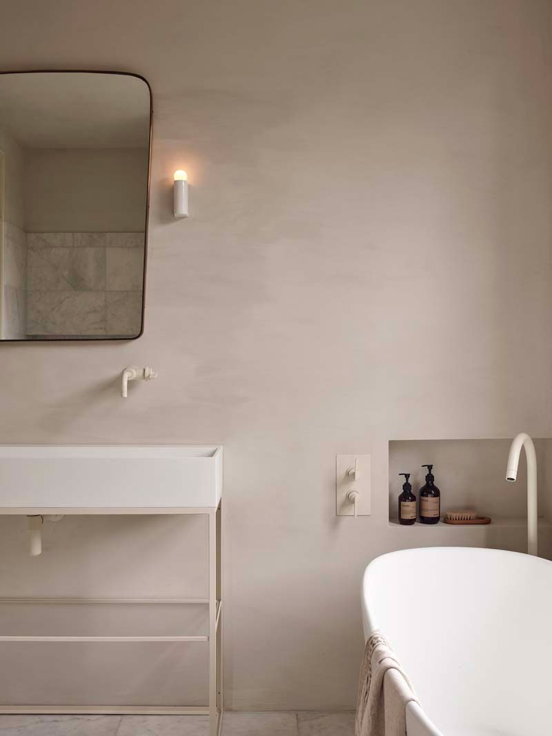 Daytrip Studio heeft in deze super mooie badkamer gekozen om de muren met de lime wash verf van Bauwerk te verven, in de kleur bone. | Fotografie: Jake Curtis