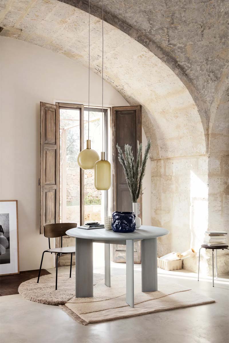 beige interieur ferm living vloerkleed onder eettafel
