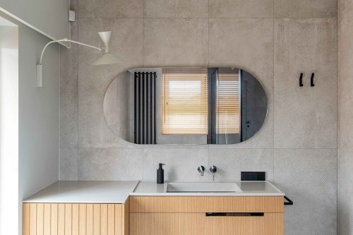 betonlook tegels badkamer houten badmeubel