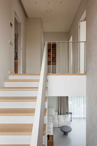 betonstuc trap houten traptreden balustrade