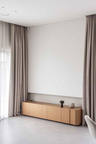 betonstuc vloer lage houten tv meubel