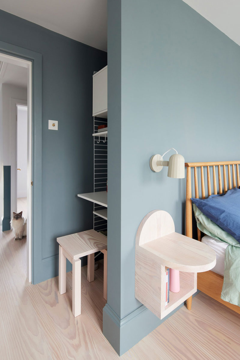 blauwe muren houten vloer slaapkamer