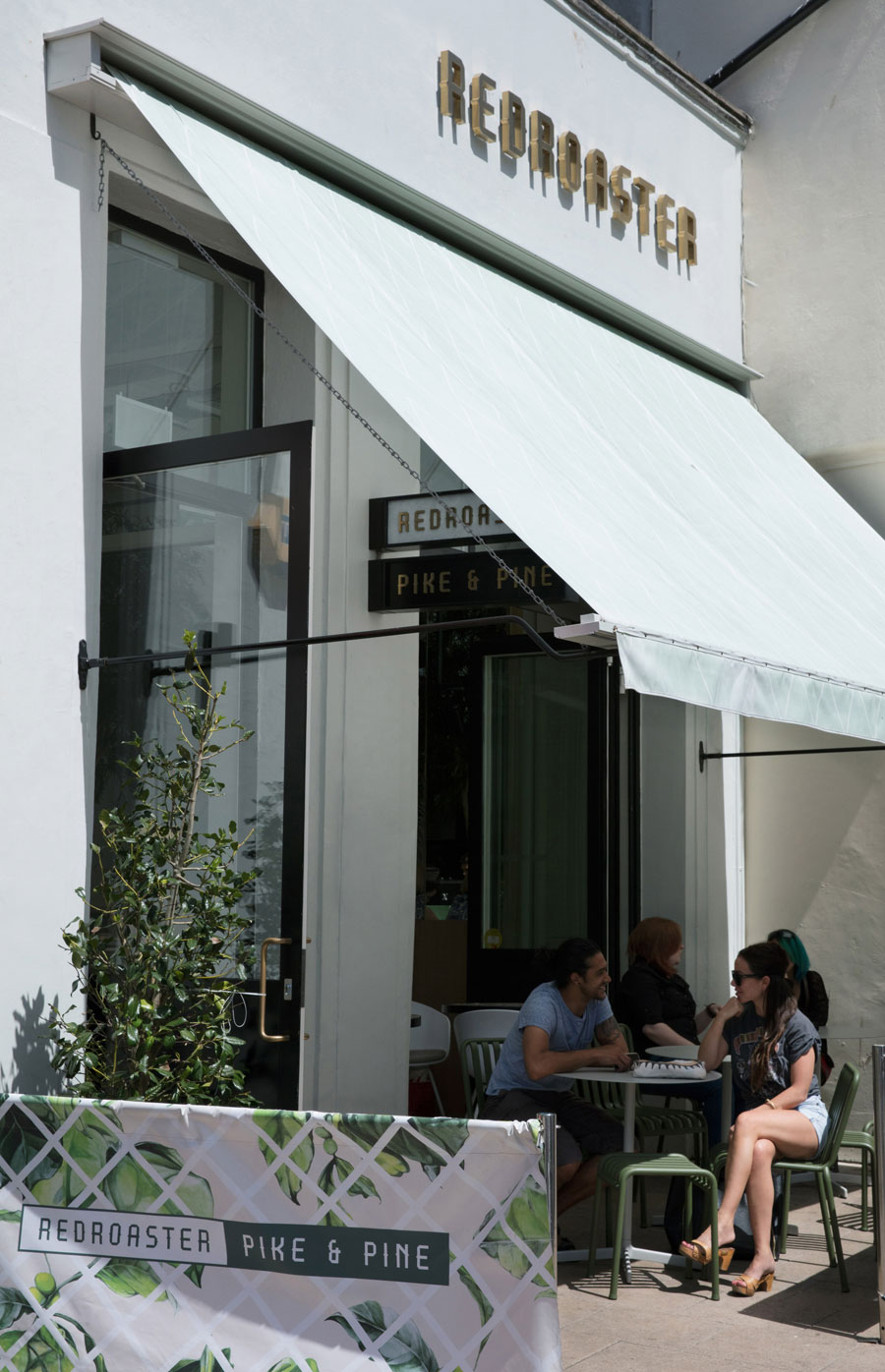 Botanical punk café Redroaster - Huis-inrichten.com