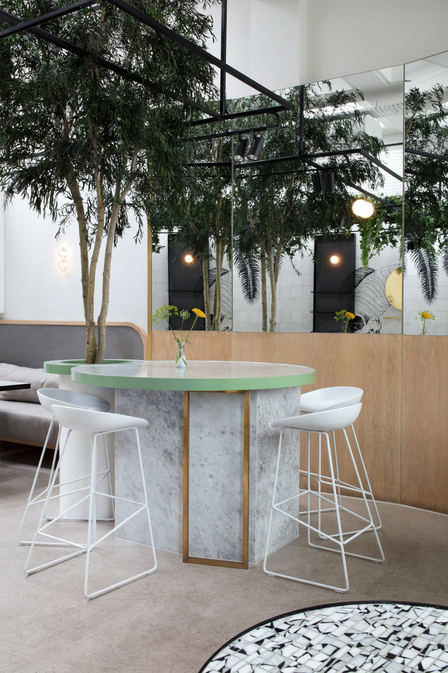Botanical punk café Redroaster - Huis-inrichten.com