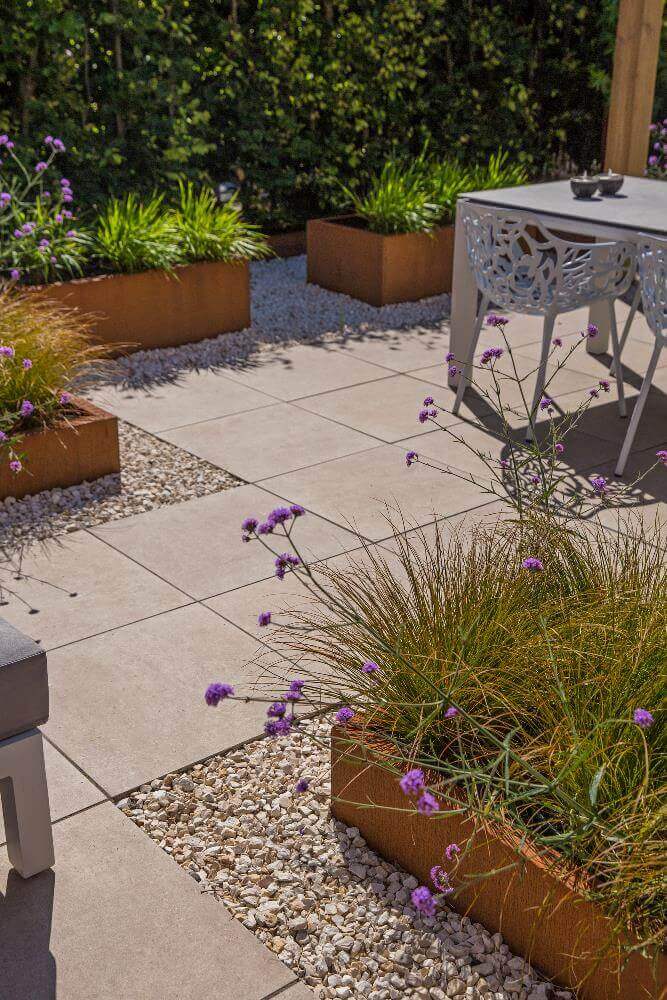 cortenstalen plantenbak tuin grijze tegels cortenstalen plantenbak tuin grijze tegels