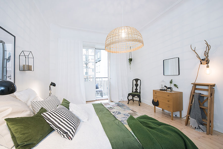 Decoratieve slaapkamer met mooie groene accenten
