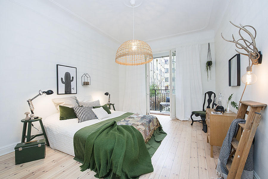 Decoratieve slaapkamer met mooie groene accenten