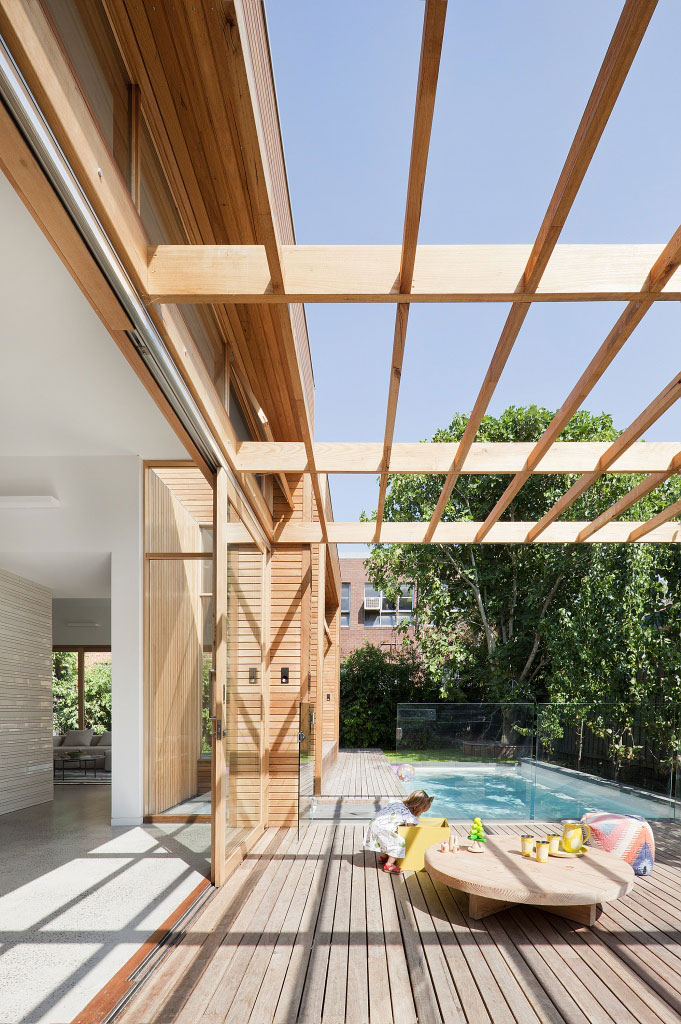 Deze zonnige tuin met zwembad vormt het perfecte verlengde van de keuken en woonkamer