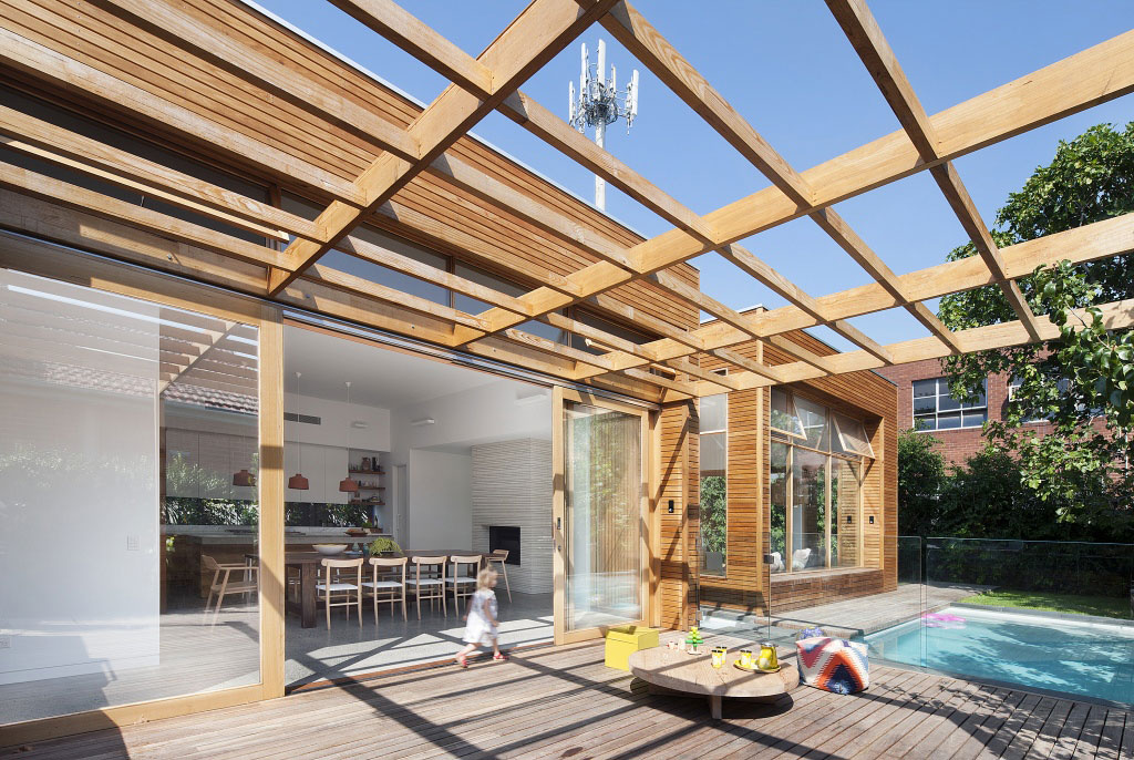 Deze zonnige tuin met zwembad vormt het perfecte verlengde van de keuken en woonkamer
