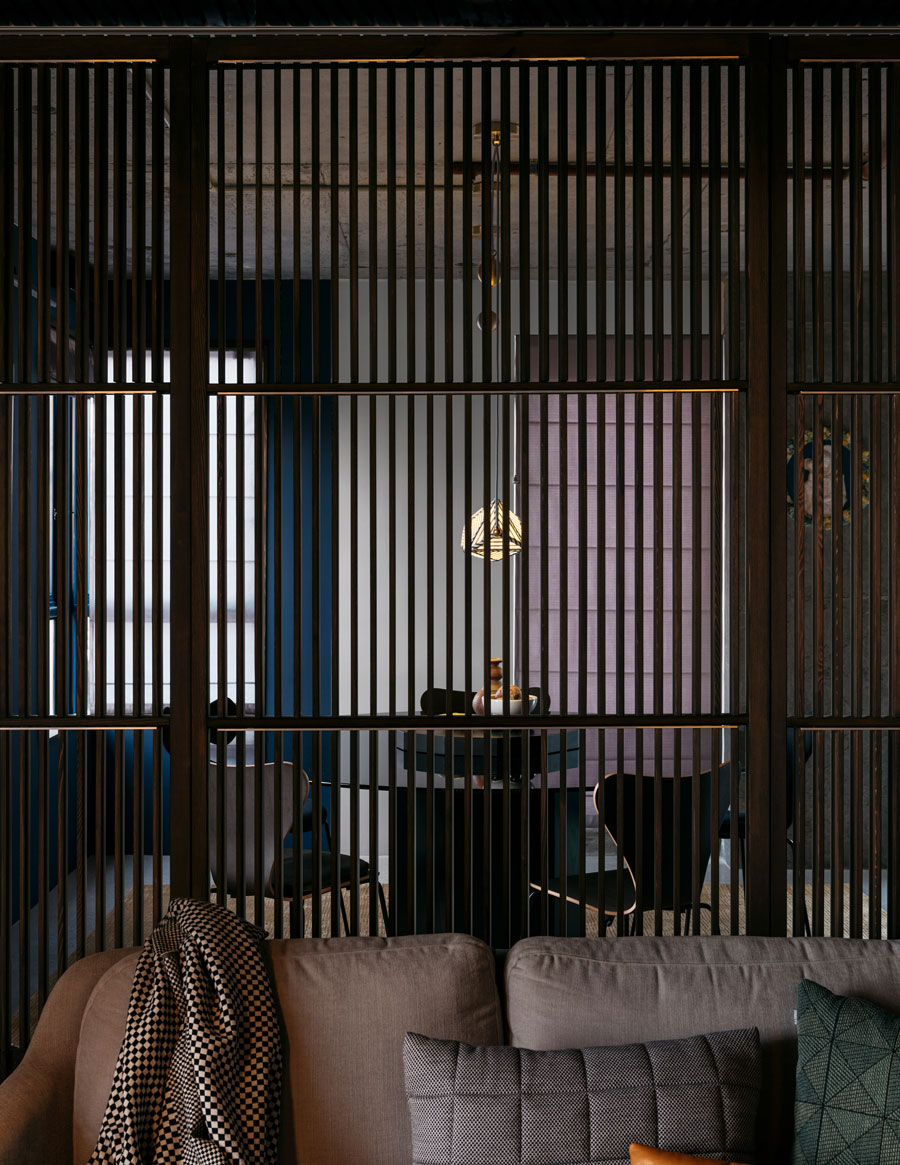 Dit appartement van 80m2 is stijlvol ingericht met mooie donkere kleurtinten