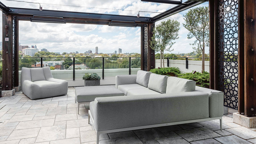 Dit moderne dakterras is ingericht in Marokkaanse stijl