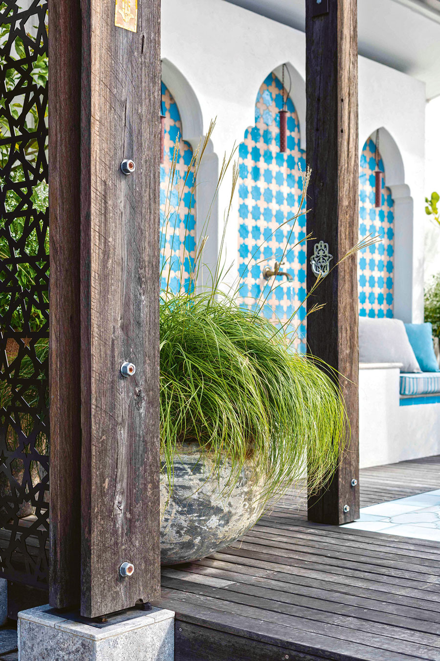 Dit moderne dakterras is ingericht in Marokkaanse stijl