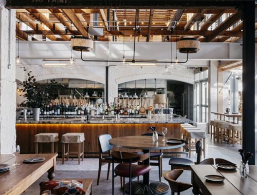 Dit restaurant lijkt op een stoere loft woning met verschillende eetruimtes!