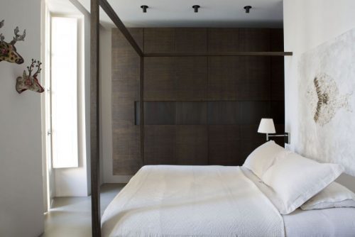 Warme Donkere houten slaapkamer meubelsin een strakke Italiaanse slaapkamer
