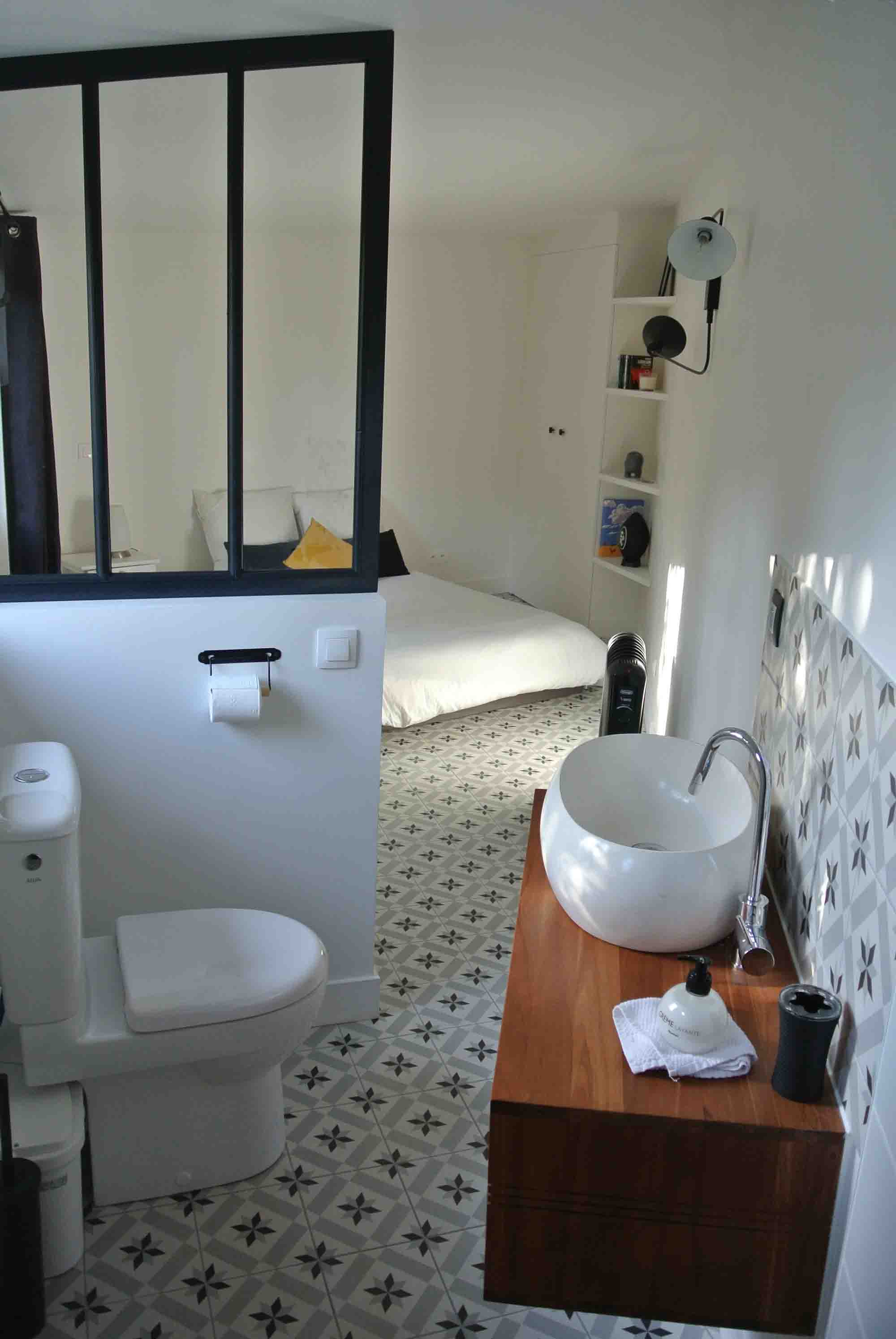 Driehoekige slaapkamer met badkamer en suite