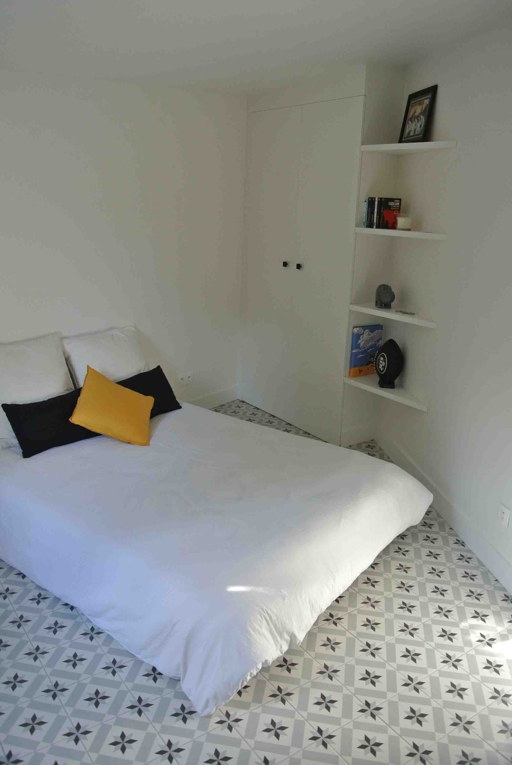 Driehoekige slaapkamer met badkamer en suite