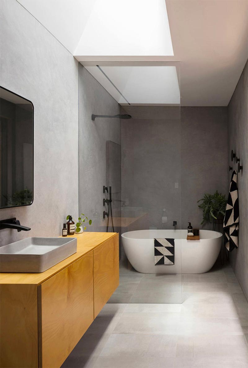 Christopher Polly Architect koos in deze duurzame badkamer voor stoere betonstuc wanden.