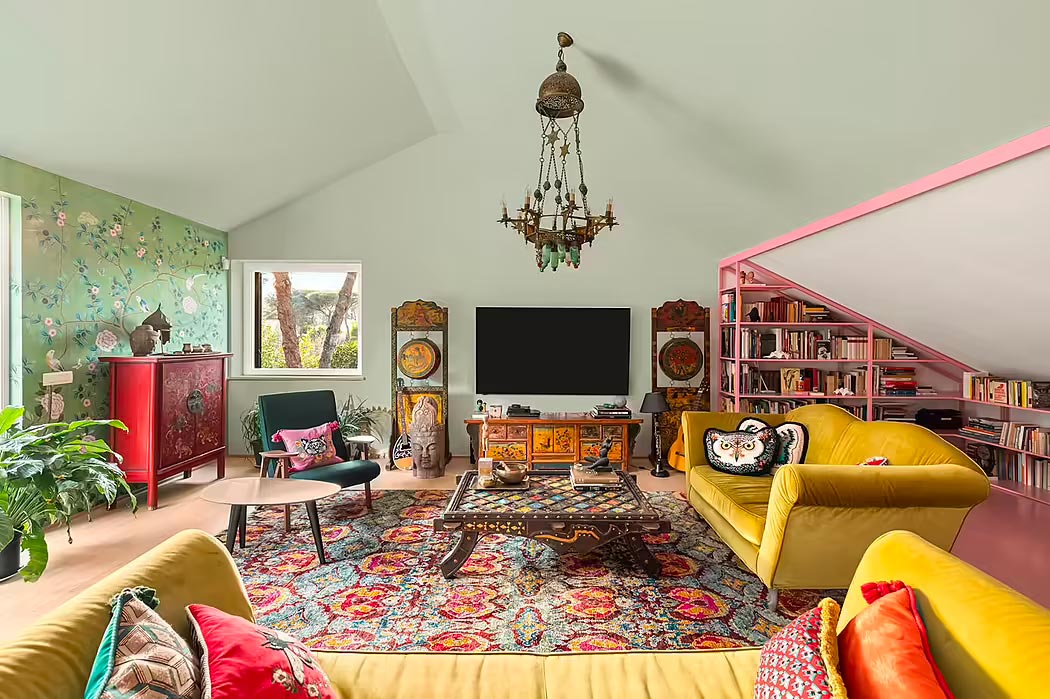 Deze eclectische woonkamer met een mix van verschillende kleuren en texturen is ontworpen door MGK Studio.