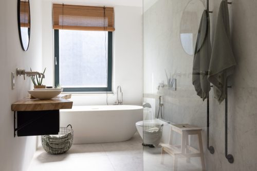 Een badkamer die makkelijker schoon blijft: zo bescherm je glas en tegels