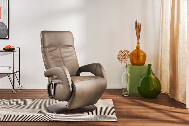 De stoel Puget staat bekend om zijn prachtige T-rug en open armleuningen. Deze sta-op-stoel straalt rust en luxe uit, en biedt ook nog eens buitengewoon comfort.