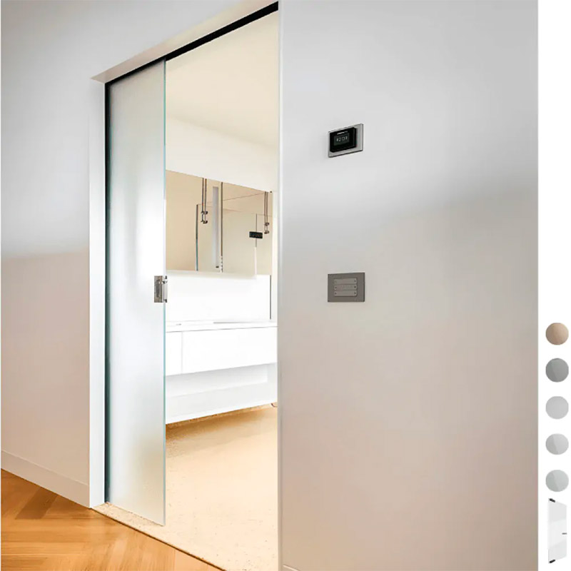 Een schuifdeur van melkglas zorgt voor licht en ruimtelijkheid in de badkamer, zonder dat je bang hoeft te zijn dat je geen privacy hebt.