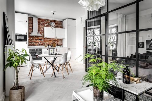 Open keuken witte kasten bakstenen keuken achterwand