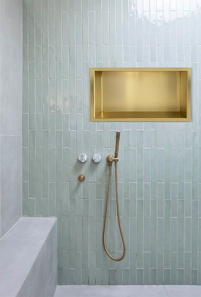 De inbouwnis van Mueller Gold is opvallend door zijn prachtige geborstelde messing kleur. Met afmetingen van 60x30x7 cm biedt deze nis voldoende ruimte om al je spullen neer te zetten. Naast het feit dat de inbouwnis gemaakt is van duurzaam RVS, is het ook voorzien van een speciale PVD-coating, waardoor de nis langdurig mooi blijft. Hier verkrijgbaar voor € 129,00 in verschillende kleuren en afmetingen.