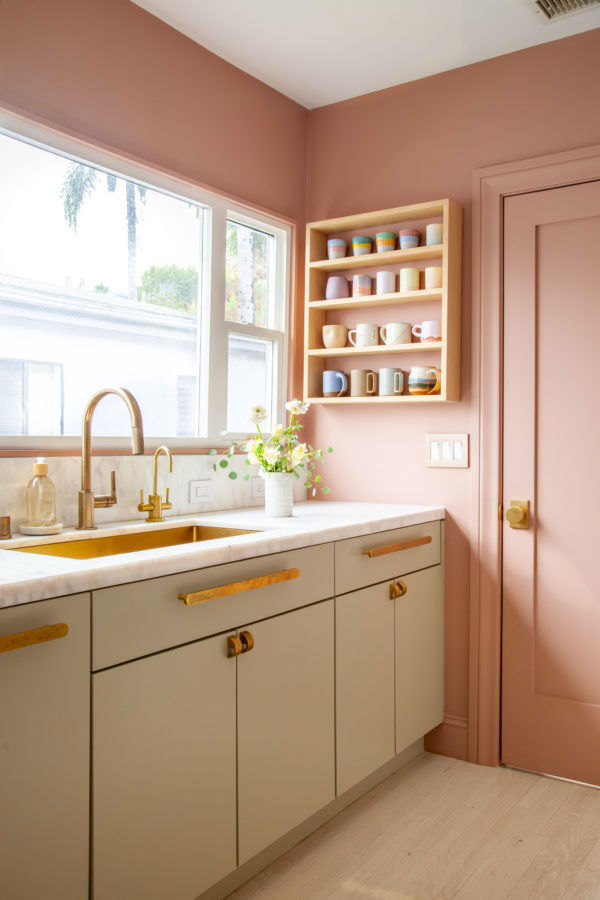 groene keuken oud roze muren