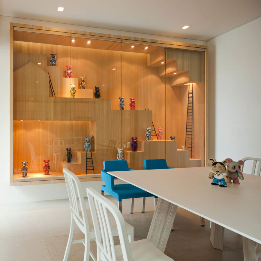 grote op maat gemaakte vitrinekast houten bekleding designertoys collectie