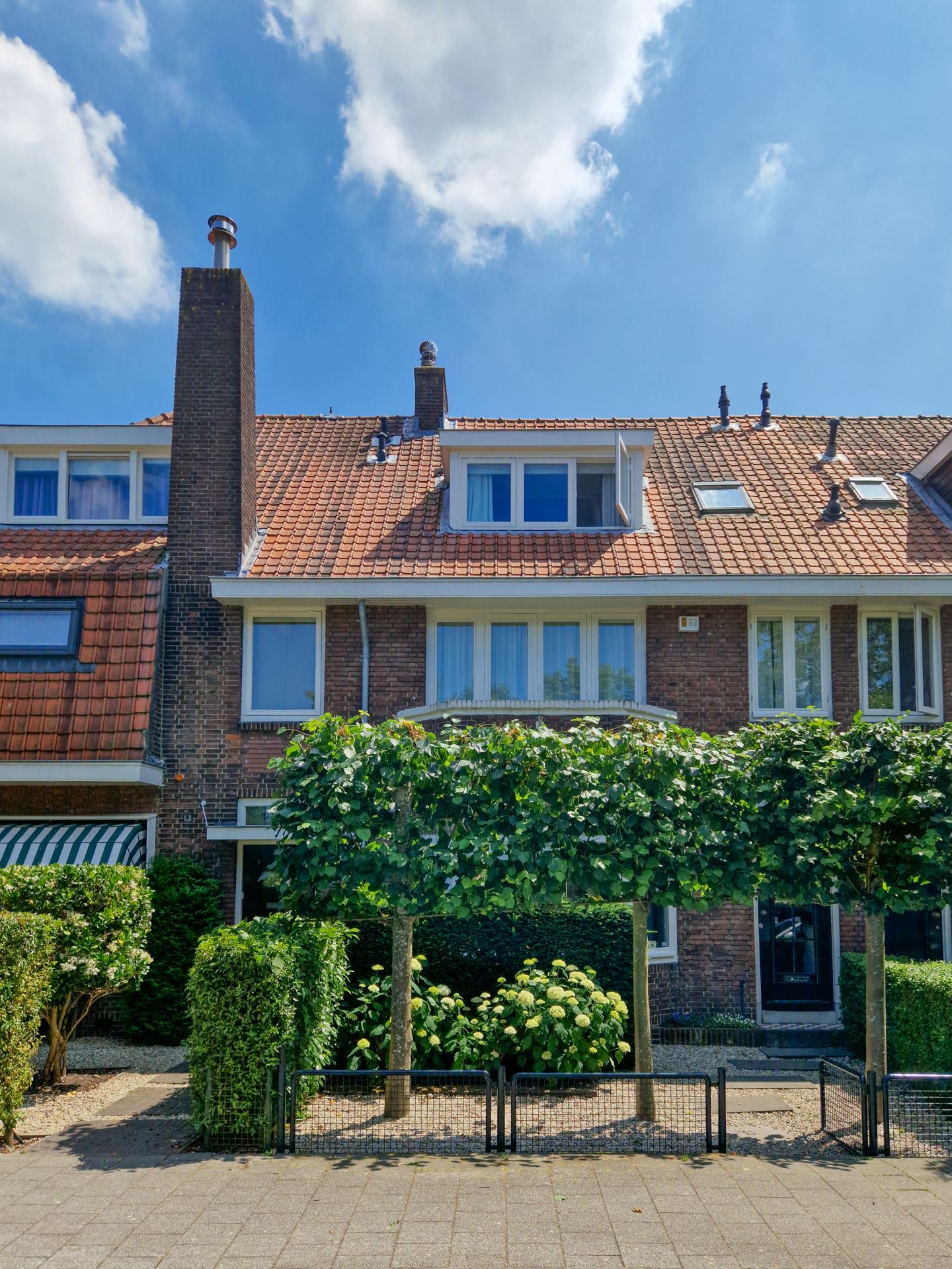 In deze mooie voortuin zijn hagen gecombineerd met mooie bomen en Hortensia met prachtige witte bloemen. In deze mooie voortuin zijn hagen gecombineerd met mooie bomen en Hortensia met prachtige witte bloemen.