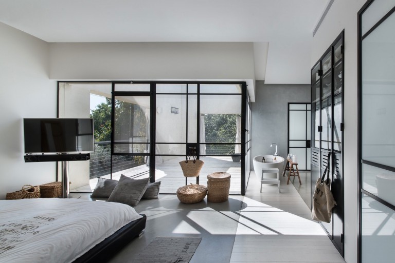 Half open badkamer door Neuman Hayner Architects Half open badkamer door Neuman Hayner Architects