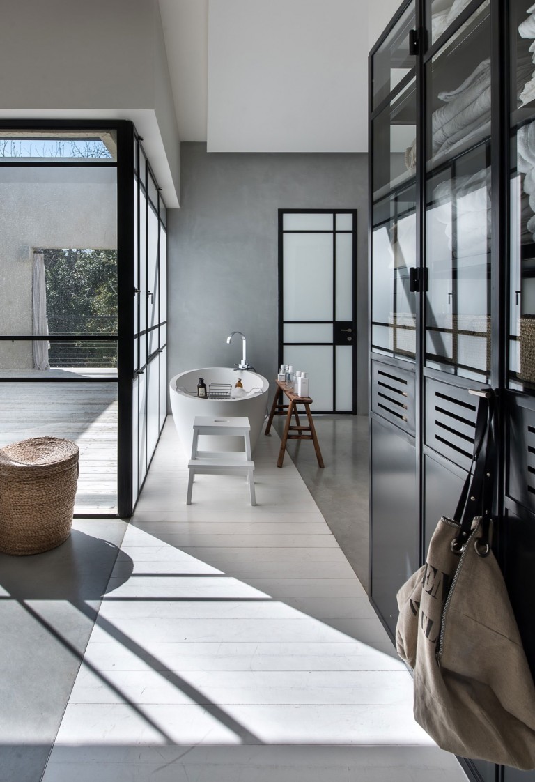 Half open badkamer door Neuman Hayner Architects Half open badkamer door Neuman Hayner Architects