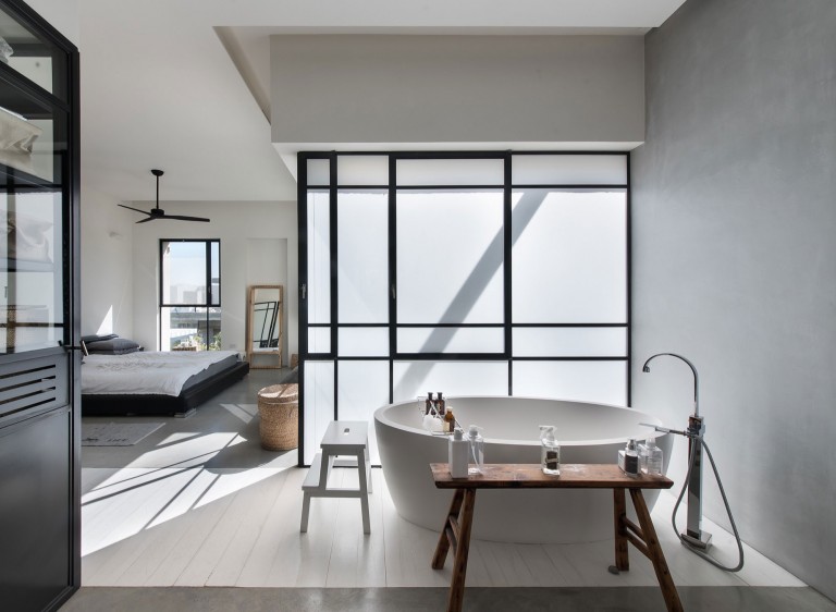 Half open badkamer door Neuman Hayner Architects Half open badkamer door Neuman Hayner Architects