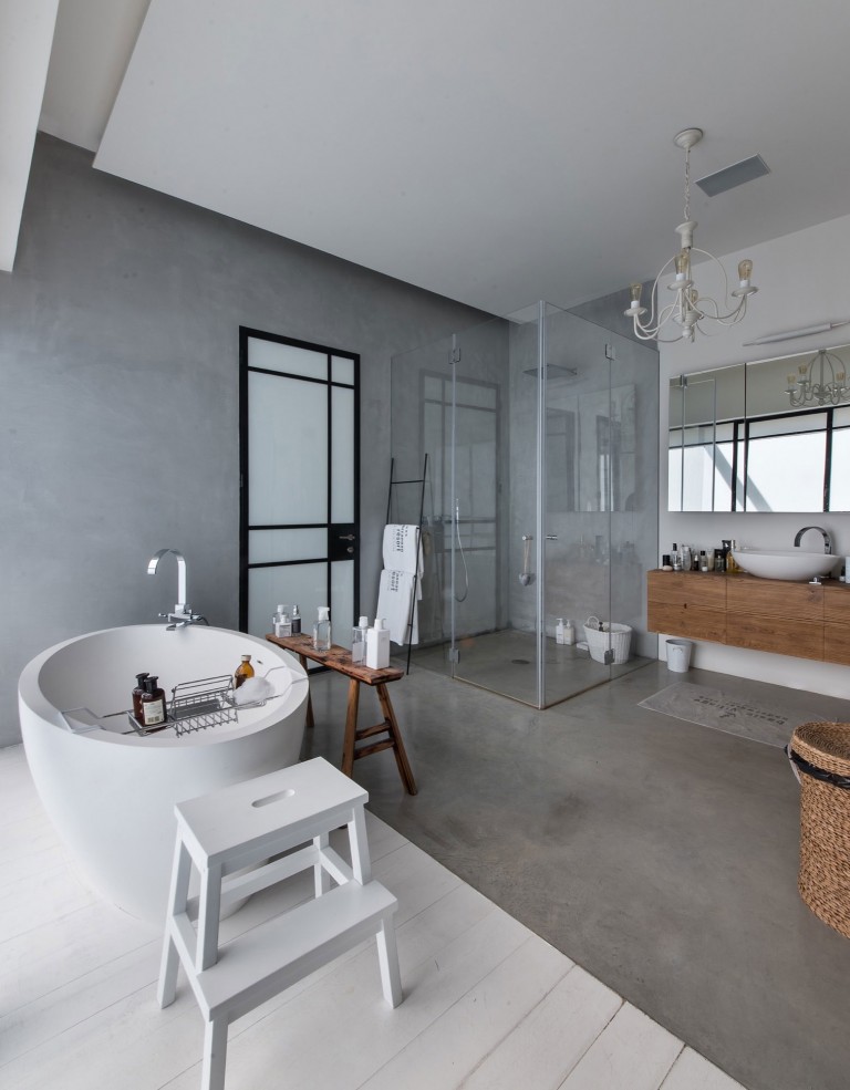 Half open badkamer door Neuman Hayner Architects Half open badkamer door Neuman Hayner Architects