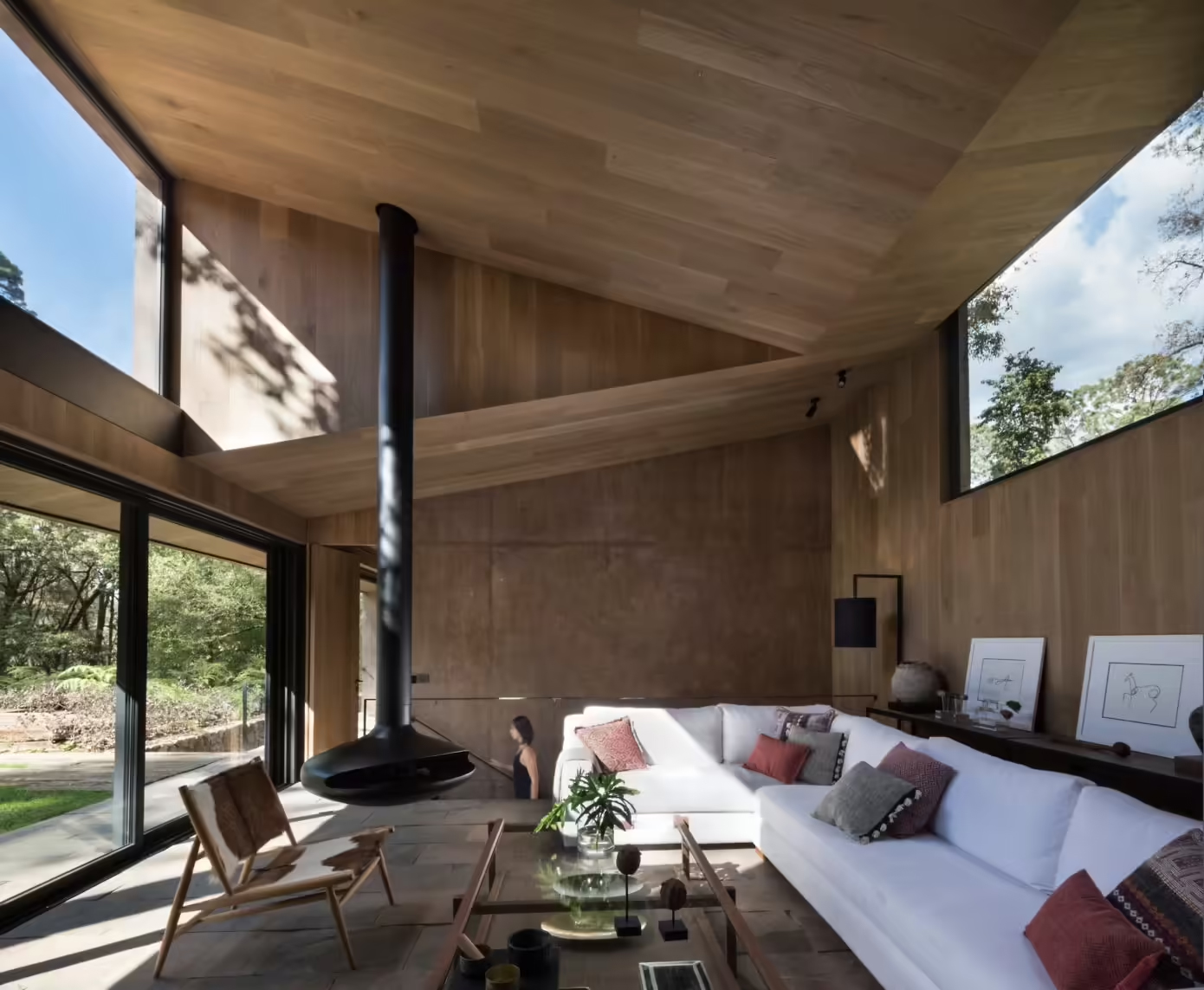 L House is in 2017 ontworpen door Dellekamp Arquitectos, een modern weekendhuis in Mexico. Het schuinlopende hoge plafond is met hout bekleed - perfect voor een mooie design hangende houtkachel! | Fotografie: Sandra Pereznieto