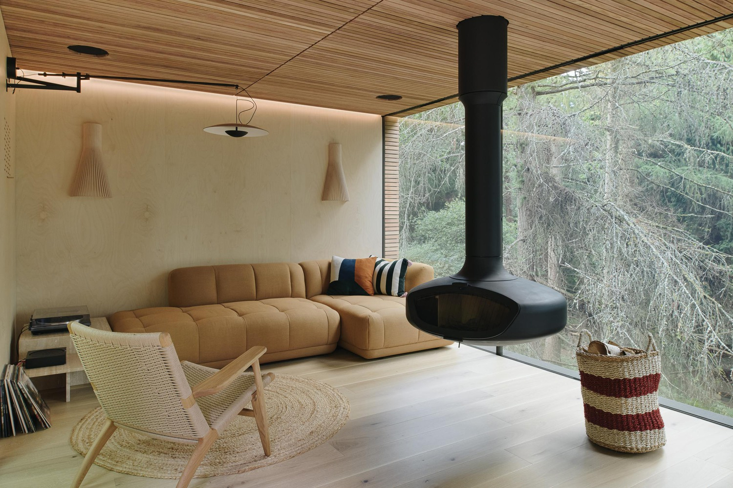 hangende houtkachel kleine woonkamer laag plafond