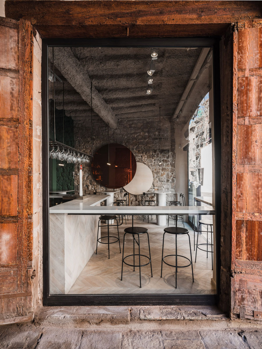Het mooie interieur van wijnbar Orvay in Barcelona