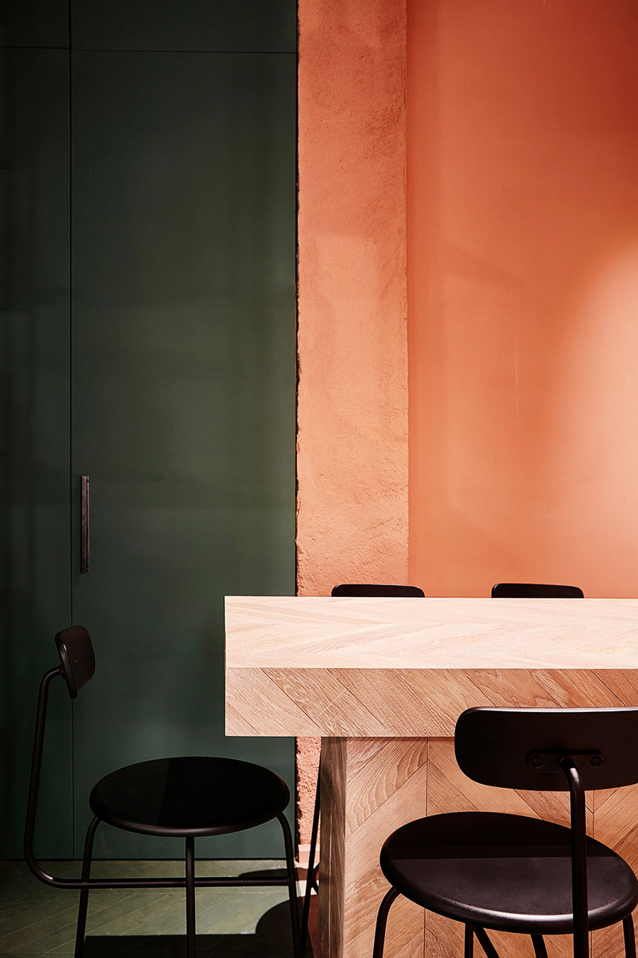 Het mooie interieur van wijnbar Orvay in Barcelona Het mooie interieur van wijnbar Orvay in Barcelona